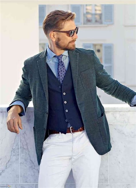 Vestiti uomo, abbigliamento elegante uomo .